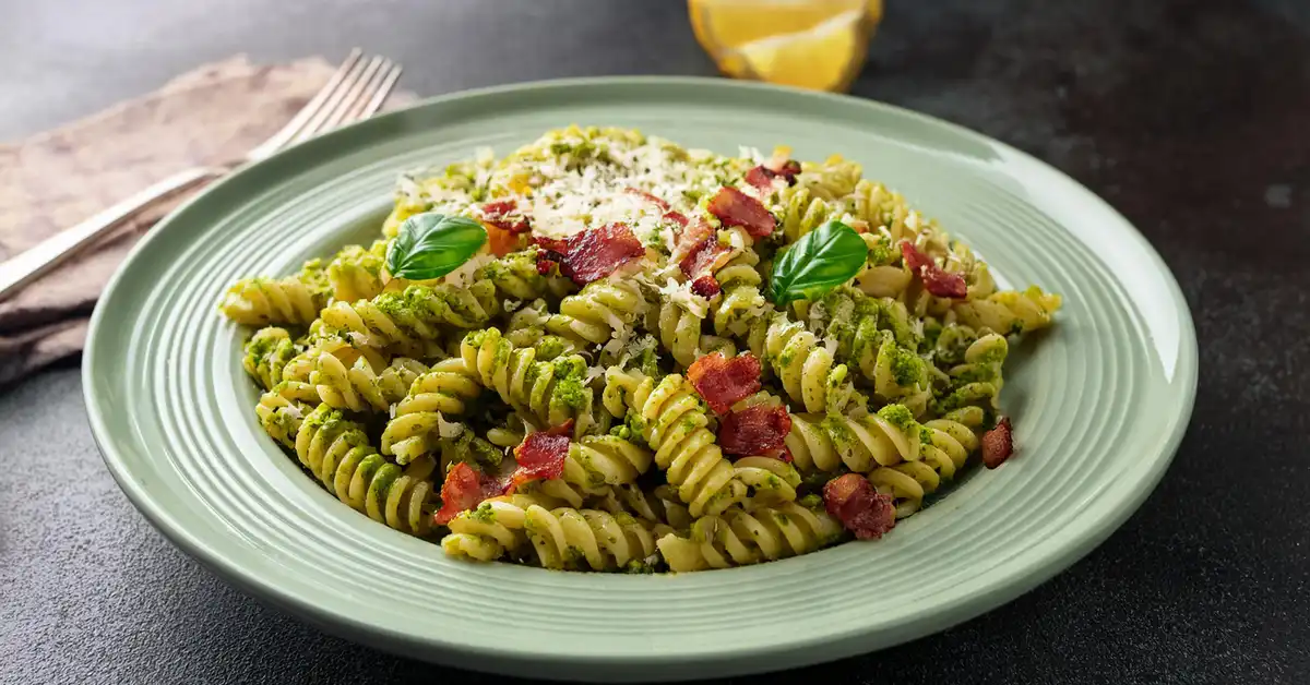 Pasta al pesto di pistacchio e pancetta