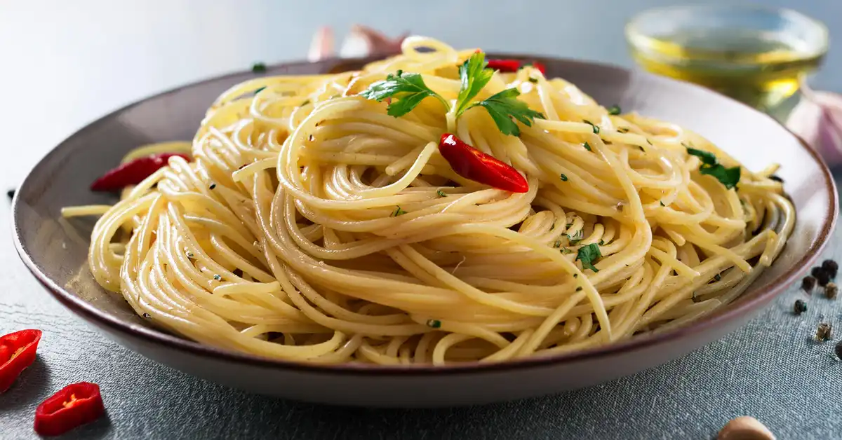 Spaghetti aglio olio e peperoncino alla napoletana