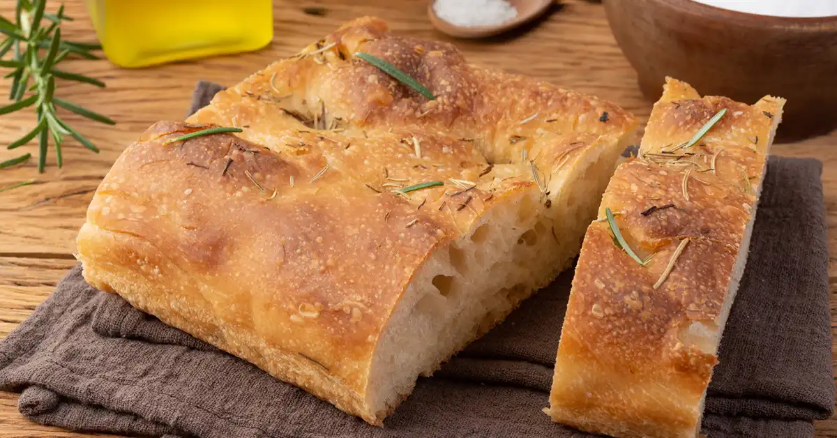 Focaccia morbida, alta e veloce fatta in casa: soffice e irresistibile